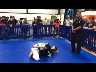 bjj girl wins with hateful triangle vs boy (they say that the loser after the fight on the sidelines gave the winner cunnilingus)