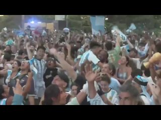 crazy argentina fans reacting to smashing netherlands 4-3