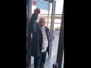 (18) in moscow, a pensioner received a tasty kick in the ass for the words glory to ukraine {03/3/2022}