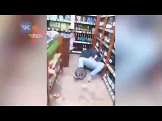 (18) store security guards got into a fight with a buyer without a mask in lipetsk {10/17/2020}